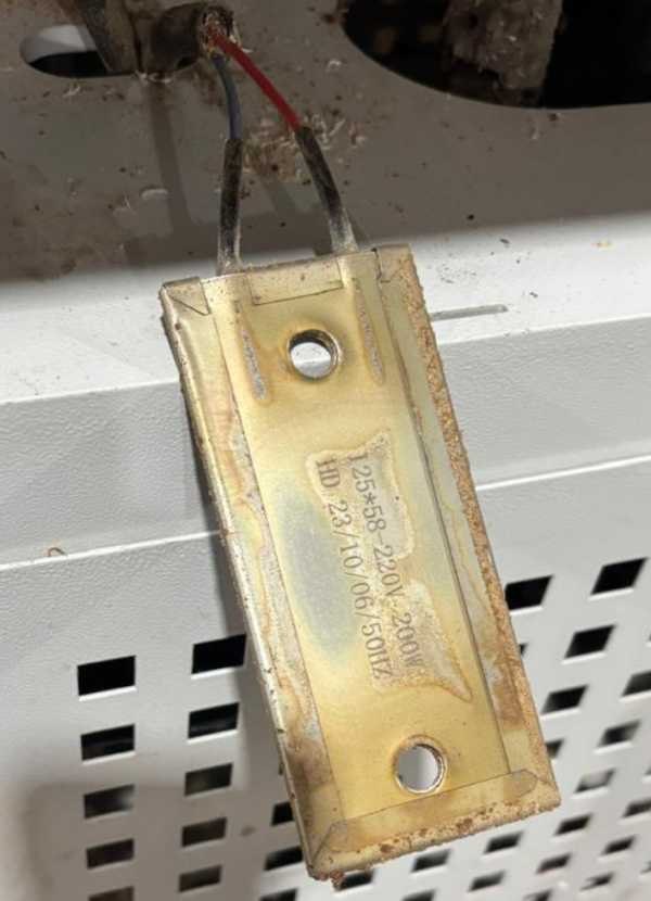 Реальный плоский нагреватель с отечественной маркировкой 25×58 220V 200W 50Hz